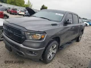 2020 Ram 1500 Lone Star с VIN 1C6RREFTXLN152622, выставлен на аукционе Copart как лот 70911045 с пробегом 105 423 миль миль и Списание • Salvage title. История ставок и продаж доступна на DreamBid. Изображение 1.