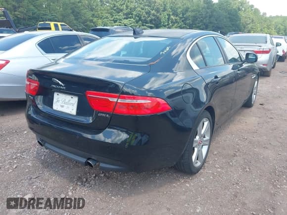 ✅ 2017 Jaguar XE 25t Premium • VIN: SAJAD4BG0HA945502 • Lot: 42568336. Wystawiony na IAAI z przebiegiem 98 996 mil. Bezpłatny archiwum sprzedaży aukcyjnych z USA i szczegółowy raport historii pojazdu na DreamBid. Zdjęcie 4.