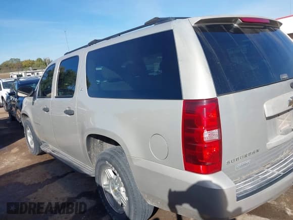 ✅ 2007 Chevrolet Suburban LT • VIN: 3GNFC16J27G294120 • Lot: 43577566. Listed on IAAI with 169,175 mi. Free auction sales archive from the USA and detailed vehicle history report at DreamBid. Image 14.