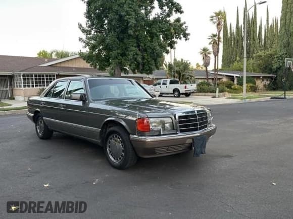 ✅ 1989 Mercedes-Benz 300 SE • VIN: WDBCA24D2KA446391 • Lot: 80225475. Wystawiony na Copart z przebiegiem 82 486 mil. Bezpłatny archiwum sprzedaży aukcyjnych z USA i szczegółowy raport historii pojazdu na DreamBid. Zdjęcie 1.
