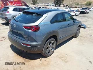 ✅ 2022 Mazda MX-30 Premium Plus • VIN: JM1DRADB1N0100219 • Lot: 42185308. Wystawiony na IAAI z przebiegiem 28 081 mil. Bezpłatny archiwum sprzedaży aukcyjnych z USA i szczegółowy raport historii pojazdu na DreamBid. Zdjęcie 4.