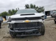 ✅ 2025 Chevrolet Silverado 2500HD Custom • VIN: 2GC4KME70S1141375 • Лот: 71691045. Опубликован ранее на Copart с пробегом 5 046 миль. Бесплатный доступ к архиву аукционных продаж из США и подробный отчёт об истории автомобиля на DreamBid. Изображение 5.