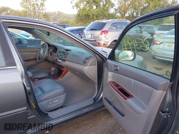 ✅ 2005 Toyota Camry LE • VIN: 4T1BF30K05U612785 • Lot: 43354943. Wystawiony na IAAI z przebiegiem 144 881 mil. Bezpłatny archiwum sprzedaży aukcyjnych z USA i szczegółowy raport historii pojazdu na DreamBid. Zdjęcie 5.