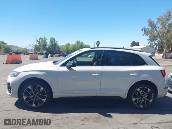 ✅ 2021 Audi SQ5 Premium Plus • VIN: WA1B4AFY9M2036452 • Lot: 43151456. Wystawiony na IAAI z przebiegiem 113 910 mil. Bezpłatny archiwum sprzedaży aukcyjnych z USA i szczegółowy raport historii pojazdu na DreamBid. Zdjęcie 14.