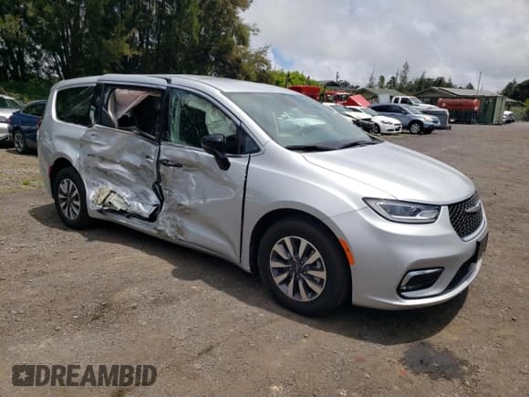 ✅ 2024 Chrysler Pacifica Hybrid Select • VIN: 2C4RC1S71RR166741 • Lot: 70136935. Listed on Copart with 17,555 mi. Free auction sales archive from the USA and detailed vehicle history report at DreamBid. Image 4.