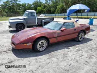 1987 Chevrolet Corvette z VIN 1G1YY3186H5102525, wystawiony jako Copart lot #62683705 z przebiegiem Nie podano mil oraz Szkoda całkowita • Salvage title. Historia ofert i sprzedaży dostępna na DreamBid. Obrazek 1.