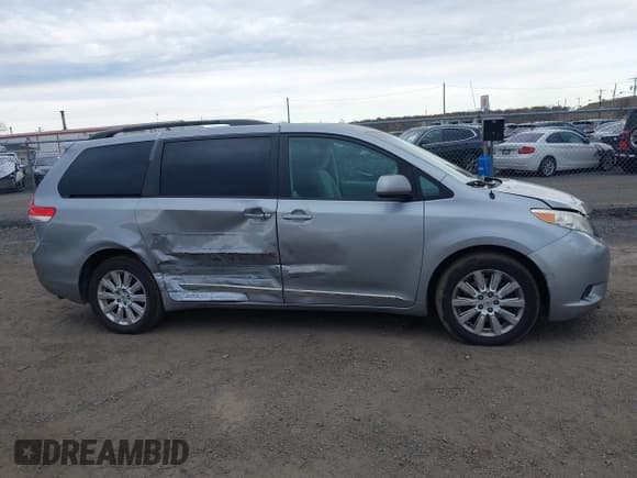 ✅ 2012 Toyota Sienna LE • VIN: 5TDJK3DC4CS031306 • Lot: 43716963. Wystawiony na IAAI z przebiegiem 171 503 mil. Bezpłatny archiwum sprzedaży aukcyjnych z USA i szczegółowy raport historii pojazdu na DreamBid. Zdjęcie 13.