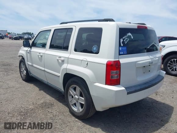 ✅ 2010 Jeep Patriot Latitude • VIN: 1J4NT1GA1AD621060 • Лот: 42295782. Опубликован ранее на IAAI с пробегом 158 352 миль. Бесплатный доступ к архиву аукционных продаж из США и подробный отчёт об истории автомобиля на DreamBid. Изображение 3.