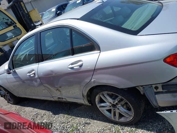 ✅ 2014 Mercedes-Benz C 250 Sport • VIN: WDDGF4HB4ER305973 • Lot: 41781503. Wystawiony na IAAI z przebiegiem 98 542 mil. Bezpłatny archiwum sprzedaży aukcyjnych z USA i szczegółowy raport historii pojazdu na DreamBid. Zdjęcie 15.