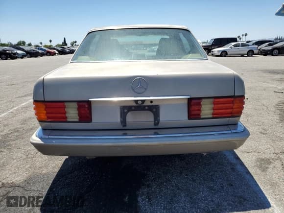 ✅ 1990 Mercedes-Benz 560 • VIN: WDBCA39E7LA550450 • Lot: 63934765. Wystawiony na Copart z przebiegiem 188 516 mil. Bezpłatny archiwum sprzedaży aukcyjnych z USA i szczegółowy raport historii pojazdu na DreamBid. Zdjęcie 7.