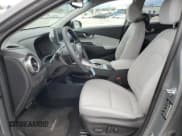 ✅ 2023 Hyundai Kona SE • VIN: KM8K23AG5PU183569 • Лот: 41819054. Опубликован ранее на Copart с пробегом 7 970 миль. Бесплатный доступ к архиву аукционных продаж из США и подробный отчёт об истории автомобиля на DreamBid. Изображение 7.