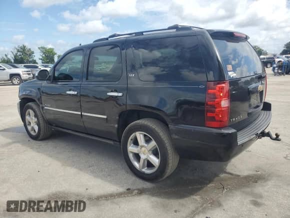 2013 Chevrolet Tahoe LTZ z VIN 1GNSKCE03DR228841, wystawiony jako Copart lot #70942925 z przebiegiem 142 667 mil mil oraz Szkoda całkowita • Salvage title. Historia ofert i sprzedaży dostępna na DreamBid. Obrazek 2.