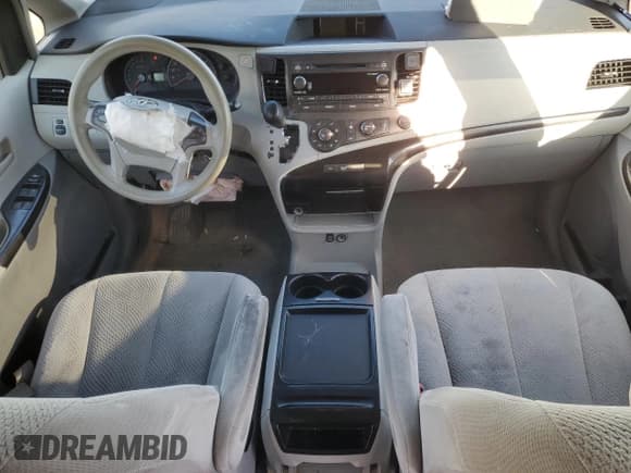 ✅ 2011 Toyota Sienna LE • VIN: 5TDKK3DC8BS012048 • Lot: 90010035. Wystawiony na Copart z przebiegiem Nie podano. Bezpłatny archiwum sprzedaży aukcyjnych z USA i szczegółowy raport historii pojazdu na DreamBid. Zdjęcie 8.