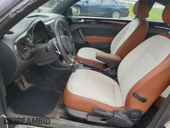 ✅ 2015 Volkswagen Beetle Fleet Edition • VIN: 3VWF17AT9FM609812 • Lot: 61121095. Listed on Copart with 121,136 mi. Free auction sales archive from the USA and detailed vehicle history report at DreamBid. Image 7.