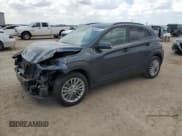 ✅ 2021 Hyundai Kona SEL • VIN: KM8K22AA9MU689987 • Лот: 68582044. Опубликован ранее на Copart с пробегом 20 744 миль. Бесплатный доступ к архиву аукционных продаж из США и подробный отчёт об истории автомобиля на DreamBid. Изображение 1.
