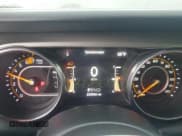 ✅ 2018 Jeep Wrangler Unlimited Sahara • VIN: 1C4HJXENXJW325086 • Lot: 49721525. Wystawiony na Copart z przebiegiem 200 845 mil. Bezpłatny archiwum sprzedaży aukcyjnych z USA i szczegółowy raport historii pojazdu na DreamBid. Zdjęcie 9.