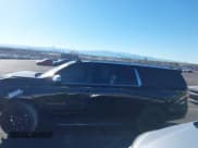 ✅ 2022 Chevrolet Suburban Premier • VIN: 1GNSKFKD1NR223325 • Lot: 40848831. Wystawiony na IAAI z przebiegiem 52 798 mil. Bezpłatny archiwum sprzedaży aukcyjnych z USA i szczegółowy raport historii pojazdu na DreamBid. Zdjęcie 14.