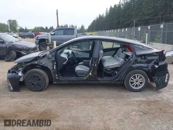 ✅ 2021 Toyota Prius LE • VIN: JTDKAMFP0M3179016 • Lot: 42204095. Listed on IAAI with 34,691 mi. Free auction sales archive from the USA and detailed vehicle history report at DreamBid. Image 15.