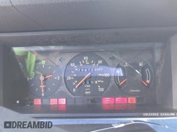 ✅ 1989 Volvo 240 DL • VIN: YV1AX8852K1834731 • Lot: 42278781. Wystawiony na IAAI z przebiegiem 288 726 mil. Bezpłatny archiwum sprzedaży aukcyjnych z USA i szczegółowy raport historii pojazdu na DreamBid. Zdjęcie 7.