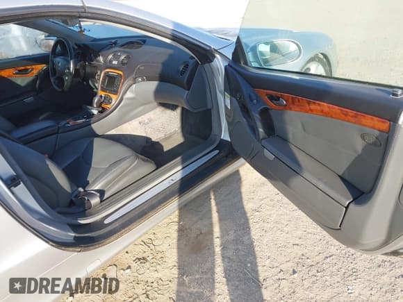 ✅ 2004 Mercedes-Benz SL 500 • VIN: WDBSK75F24F082193 • Lot: 43918943. Wystawiony na IAAI z przebiegiem Nie podano. Bezpłatny archiwum sprzedaży aukcyjnych z USA i szczegółowy raport historii pojazdu na DreamBid. Zdjęcie 5.