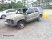 1999 Chevrolet Blazer LT z VIN 1GNDT13W9X2240796, wystawiony jako IAAI lot #41919664 z przebiegiem Nie podano mil oraz . Historia ofert i sprzedaży dostępna na DreamBid. Obrazek 2.