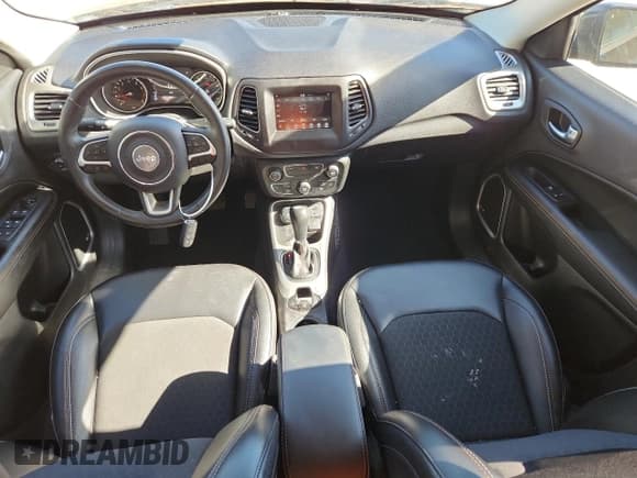 ✅ 2018 Jeep Compass Latitude • VIN: 3C4NJDBB8JT354989 • Lot: 92004195. Wystawiony na Copart z przebiegiem 103 345 mil. Bezpłatny archiwum sprzedaży aukcyjnych z USA i szczegółowy raport historii pojazdu na DreamBid. Zdjęcie 8.