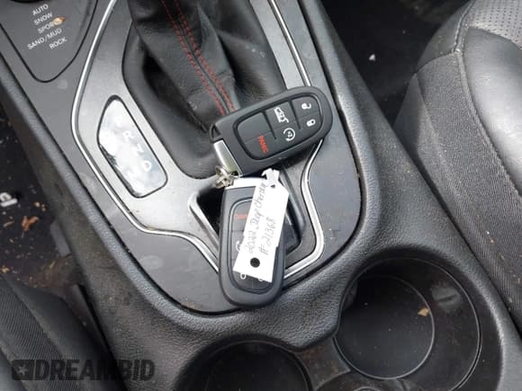 ✅ 2022 Jeep Cherokee Trailhawk • VIN: 1C4PJMBX2ND522285 • Lot: 43137451. Wystawiony na IAAI z przebiegiem 14 205 mil. Bezpłatny archiwum sprzedaży aukcyjnych z USA i szczegółowy raport historii pojazdu na DreamBid. Zdjęcie 11.