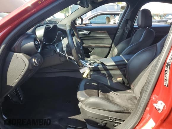 ✅ 2018 Alfa Romeo Giulia • VIN: ZARFAEAV6J7579296 • Lot: 81141925. Wystawiony na Copart z przebiegiem 34 100 mil. Bezpłatny archiwum sprzedaży aukcyjnych z USA i szczegółowy raport historii pojazdu na DreamBid. Zdjęcie 7.