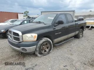 ✅ 2006 Dodge 1500 ST • VIN: 1D7HA18K86J145453 • Лот: 69759104. Опубликован ранее на Copart с пробегом 239 114 миль. Бесплатный доступ к архиву аукционных продаж из США и подробный отчёт об истории автомобиля на DreamBid. Изображение 1.