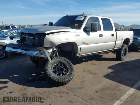 ✅ 2005 Chevrolet Silverado 2500HD Work Truck • VIN: 1GCHK23235F814332 • Lot: 43574421. Wystawiony na IAAI z przebiegiem 196 560 mil. Bezpłatny archiwum sprzedaży aukcyjnych z USA i szczegółowy raport historii pojazdu na DreamBid. Zdjęcie 2.