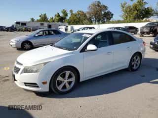 2013 Chevrolet Cruze 2LT z VIN 1G1PE5SB9D7245266, wystawiony jako Copart lot #70882115 z przebiegiem 152 070 mil mil oraz Czysty tytuł • Clean title. Historia ofert i sprzedaży dostępna na DreamBid. Obrazek 1.