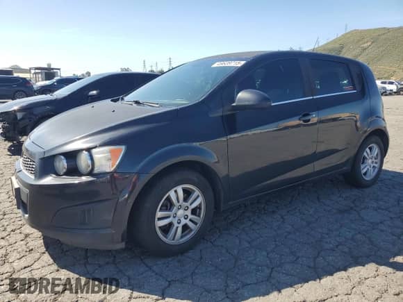 2013 Chevrolet Sonic LT z VIN 1G1JD6SB9D4232551, wystawiony jako Copart lot #49639715 z przebiegiem 176 830 mil mil oraz Czysty tytuł • Clean title. Historia ofert i sprzedaży dostępna na DreamBid. Obrazek 1.