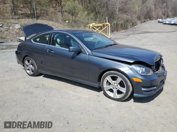 ✅ 2013 Mercedes-Benz C 250 • VIN: WDDGJ4HB4DF996985 • Lot: 53856745. Wystawiony na Copart z przebiegiem 80 198 mil. Bezpłatny archiwum sprzedaży aukcyjnych z USA i szczegółowy raport historii pojazdu na DreamBid. Zdjęcie 4.