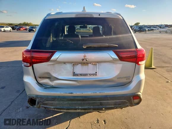 2018 Mitsubishi Outlander SE with VIN JA4AD3A31JZ010420, listed as a Copart auction lot 90084955 with 126,051 mi miles and Clean title. Bid and sale history available at DreamBid. Image 6.