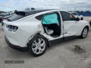 ✅ 2022 Ford Mustang Mach-E Premium • VIN: 3FMTK3RM5NMA26611 • Лот: 92500615. Опубликован ранее на Copart с пробегом 67 376 миль. Бесплатный доступ к архиву аукционных продаж из США и подробный отчёт об истории автомобиля на DreamBid. Изображение 3.