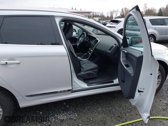 ✅ 2016 Volvo XC60 T6 • VIN: YV4902RK8G2801164 • Lot: 43744571. Wystawiony na IAAI z przebiegiem 67 022 mil. Bezpłatny archiwum sprzedaży aukcyjnych z USA i szczegółowy raport historii pojazdu na DreamBid. Zdjęcie 5.