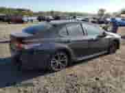 2019 Toyota Camry LE z VIN 4T1B11HK0KU850297, wystawiony jako Copart lot #86070935 z przebiegiem 213 970 mil mil oraz Czysty tytuł • Clean title. Historia ofert i sprzedaży dostępna na DreamBid. Obrazek 3.