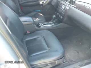 2013 Chevrolet Impala LTZ z VIN 2G1WC5E31D1259729, wystawiony jako IAAI lot #43456334 z przebiegiem 163 385 mil mil oraz . Historia ofert i sprzedaży dostępna na DreamBid. Obrazek 5.