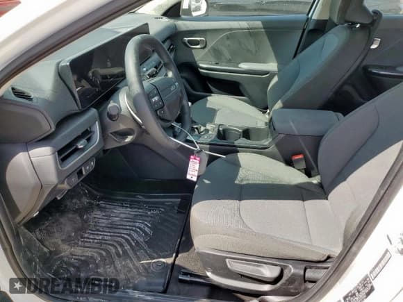 ✅ 2025 Kia K4 LXS • VIN: 3KPFT4DE5SE191682 • Lot: 85179705. Wystawiony na Copart z przebiegiem 1 439 mil. Bezpłatny archiwum sprzedaży aukcyjnych z USA i szczegółowy raport historii pojazdu na DreamBid. Zdjęcie 7.