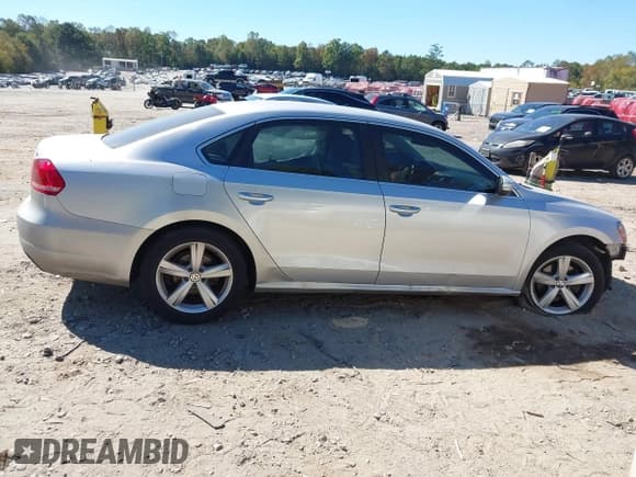 ✅ 2015 Volkswagen Passat S • VIN: 1VWAS7A31FC083006 • Lot: 43451556. Wystawiony na IAAI z przebiegiem 152 110 mil. Bezpłatny archiwum sprzedaży aukcyjnych z USA i szczegółowy raport historii pojazdu na DreamBid. Zdjęcie 14.