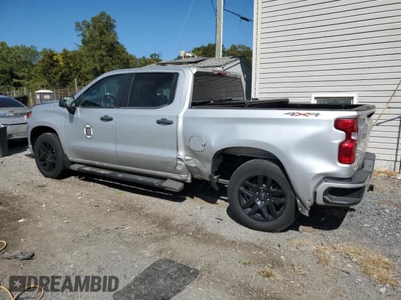 ✅ 2022 Chevrolet Silverado 1500 Custom • VIN: 3GCPDBEK3NG512184 • Lot: 84816405. Wystawiony na Copart z przebiegiem 15 411 mil. Bezpłatny archiwum sprzedaży aukcyjnych z USA i szczegółowy raport historii pojazdu na DreamBid. Zdjęcie 2.