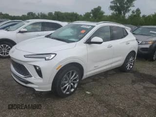 ✅ 2024 Buick Encore GX Avenir • VIN: KL4AMGSL4RB062747 • Lot: 56500825. Wystawiony na Copart z przebiegiem 6 159 mil. Bezpłatny archiwum sprzedaży aukcyjnych z USA i szczegółowy raport historii pojazdu na DreamBid. Zdjęcie 1.