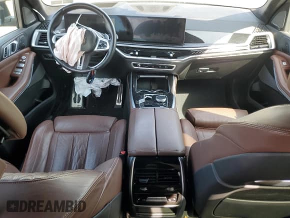 ✅ 2023 BMW X7 M60i • VIN: 5UX33EM04P9N56103 • Лот: 49075565. Опубликован ранее на Copart с пробегом Не указан. Бесплатный доступ к архиву аукционных продаж из США и подробный отчёт об истории автомобиля на DreamBid. Изображение 8.