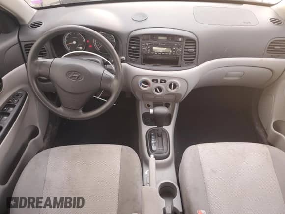 2008 Hyundai Accent L z VIN KMHCN45C88U246965, wystawiony jako Copart lot #57620855 z przebiegiem 107 852 mil mil oraz Szkoda całkowita • Salvage title. Historia ofert i sprzedaży dostępna na DreamBid. Obrazek 8.