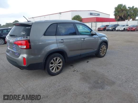 ✅ 2014 Kia Sorento EX • VIN: 5XYKUDA7XEG541655 • Lot: 43336992. Listed on IAAI with 263,774 mi. Free auction sales archive from the USA and detailed vehicle history report at DreamBid. Image 4.