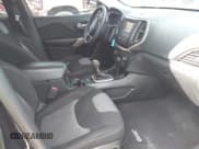 ✅ 2018 Jeep Cherokee Latitude • VIN: 1C4PJLCB4JD595102 • Lot: 43359901. Wystawiony na IAAI z przebiegiem Nie podano. Bezpłatny archiwum sprzedaży aukcyjnych z USA i szczegółowy raport historii pojazdu na DreamBid. Zdjęcie 5.