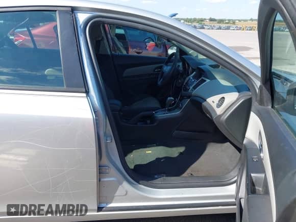 2013 Chevrolet Cruze LS z VIN 1G1PA5SH5D7145164, wystawiony jako IAAI lot #43294377 z przebiegiem 191 872 mil mil oraz . Historia ofert i sprzedaży dostępna na DreamBid. Obrazek 5.