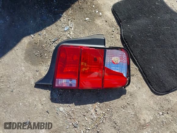 ✅ 2007 Ford Mustang Deluxe • VIN: 1ZVFT80N075279472 • Lot: 43406077. Listed on IAAI with 121,202 mi. Free auction sales archive from the USA and detailed vehicle history report at DreamBid. Image 12.