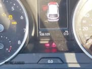 ✅ 2018 Volkswagen Tiguan SEL • VIN: 3VV3B7AX0JM187705 • Lot: 43674121. Wystawiony na IAAI z przebiegiem 106 109 mil. Bezpłatny archiwum sprzedaży aukcyjnych z USA i szczegółowy raport historii pojazdu na DreamBid. Zdjęcie 16.