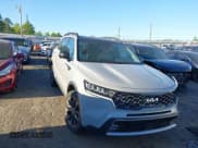 ✅ 2022 Kia Sorento X-Line EX • VIN: 5XYRHDLF7NG070362 • Lot: 42041071. Wystawiony na IAAI z przebiegiem 54 129 mil. Bezpłatny archiwum sprzedaży aukcyjnych z USA i szczegółowy raport historii pojazdu na DreamBid. Zdjęcie 1.